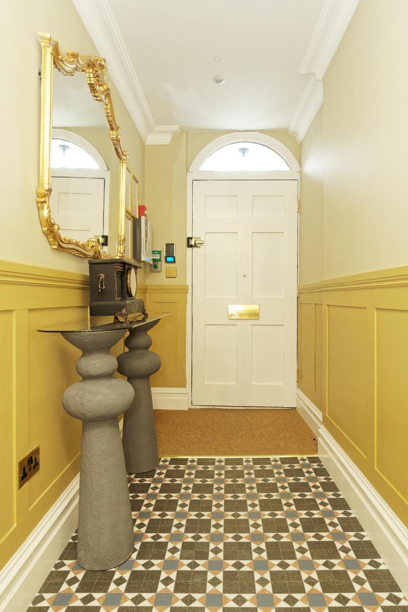 Old Town House By Ezestays, In The Heart Of The Old Town Hotel
