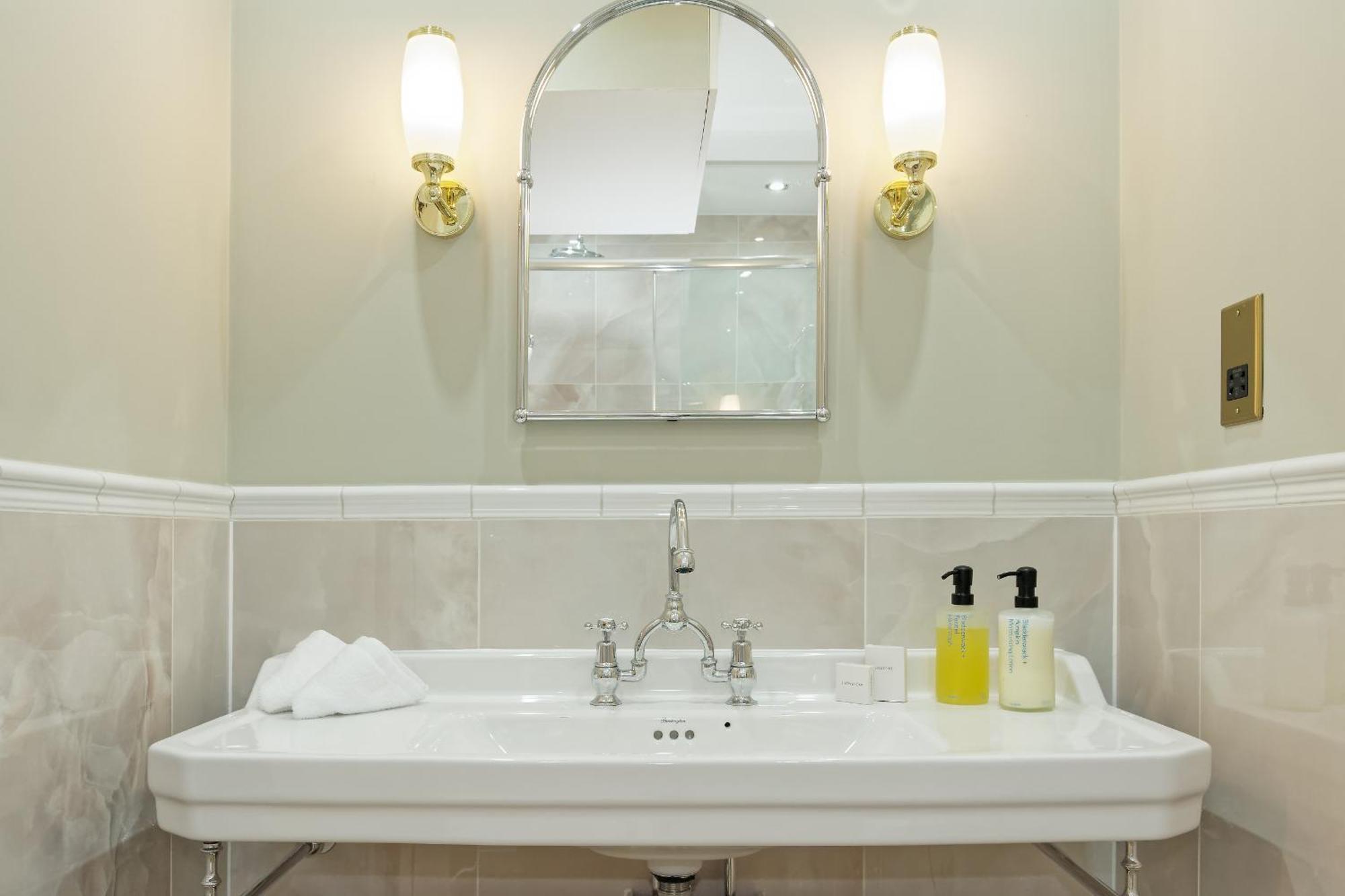 Hotel Old Town House By Ezestays, In The Heart Of The Old Town *