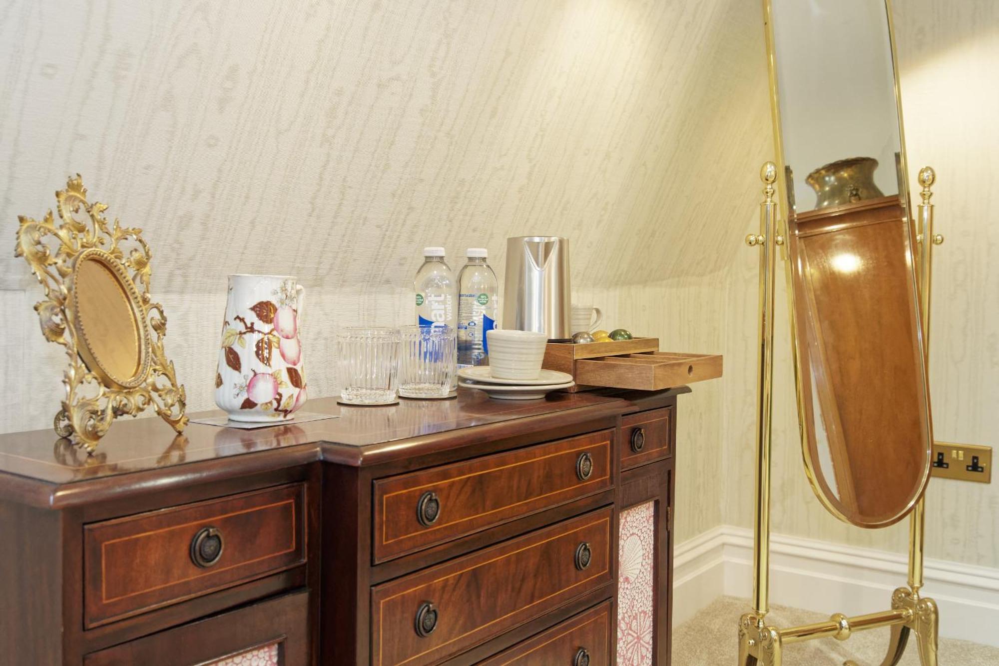 Old Town House By Ezestays, In The Heart Of The Old Town Hotel *