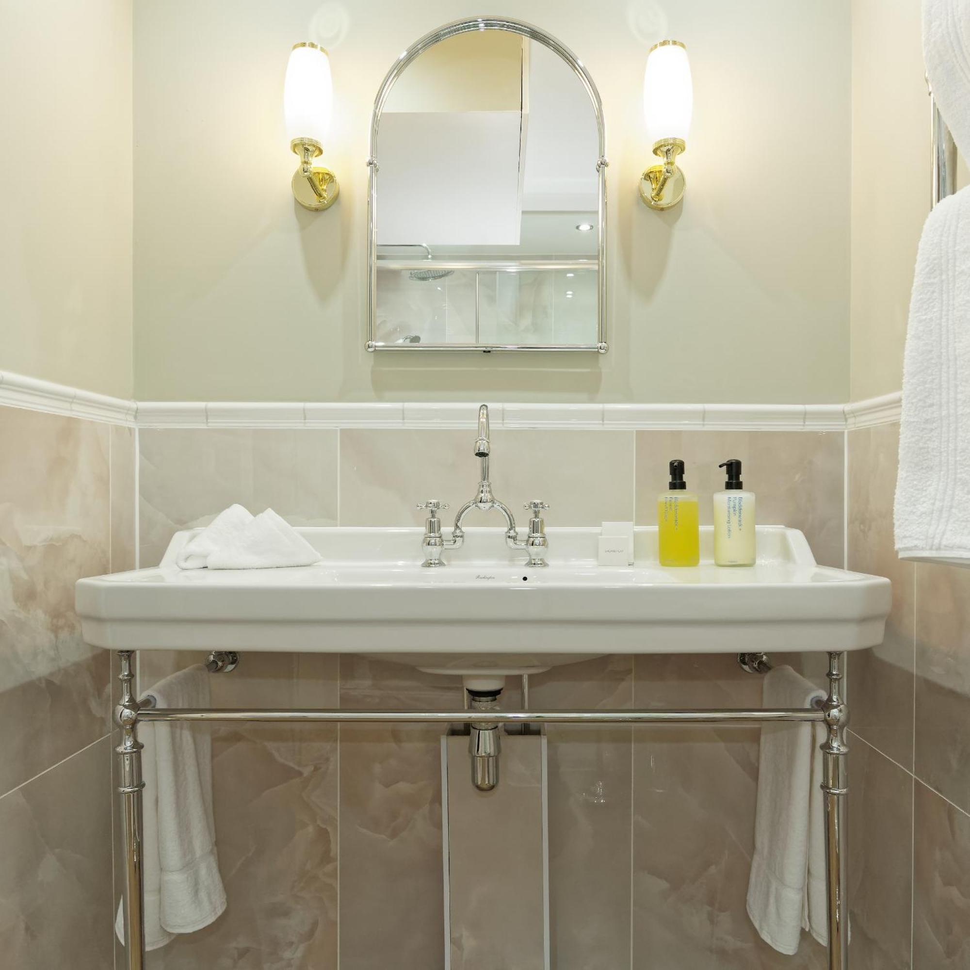 Old Town House By Ezestays, In The Heart Of The Old Town Hotel *